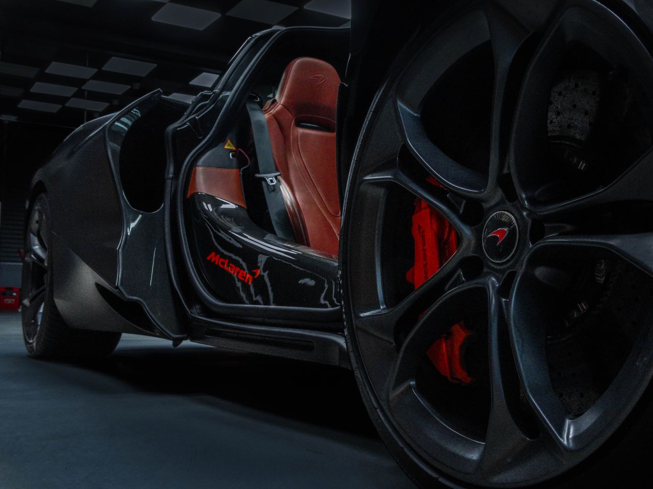 team-01 Detailed view of a McLaren cars luxurious interior and wheel, highlighting its elegant design in Ankara, Türkiye.
